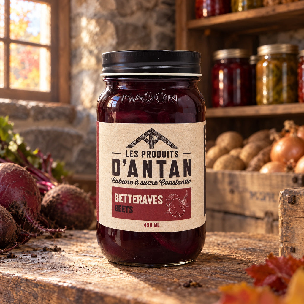 Pot de betteraves marinées Les Produits d'Antan sur un comptoir de bois rustique, entouré de légumes frais