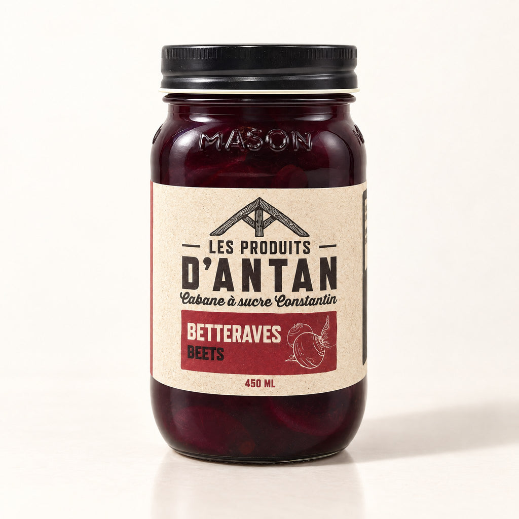 Un pot Mason de betteraves marinées Les Produits d'Antan présenté au centre sur un fond beige épuré