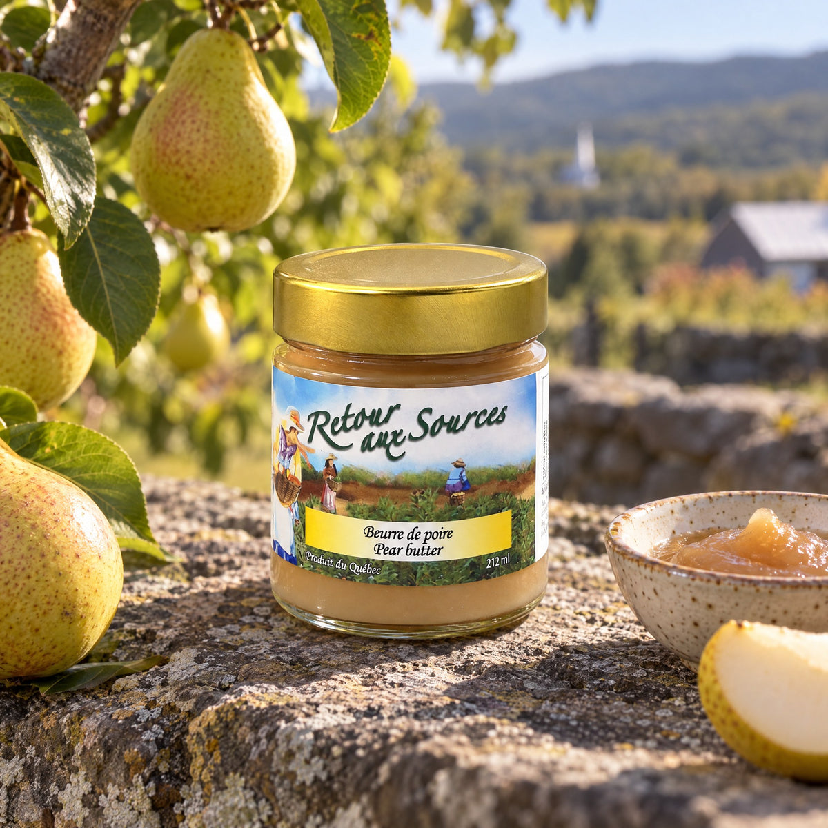 Pot de beurre de poire sur un muret de pierre dans un verger, avec des poires fraîches suspendues et un bol de tartinade