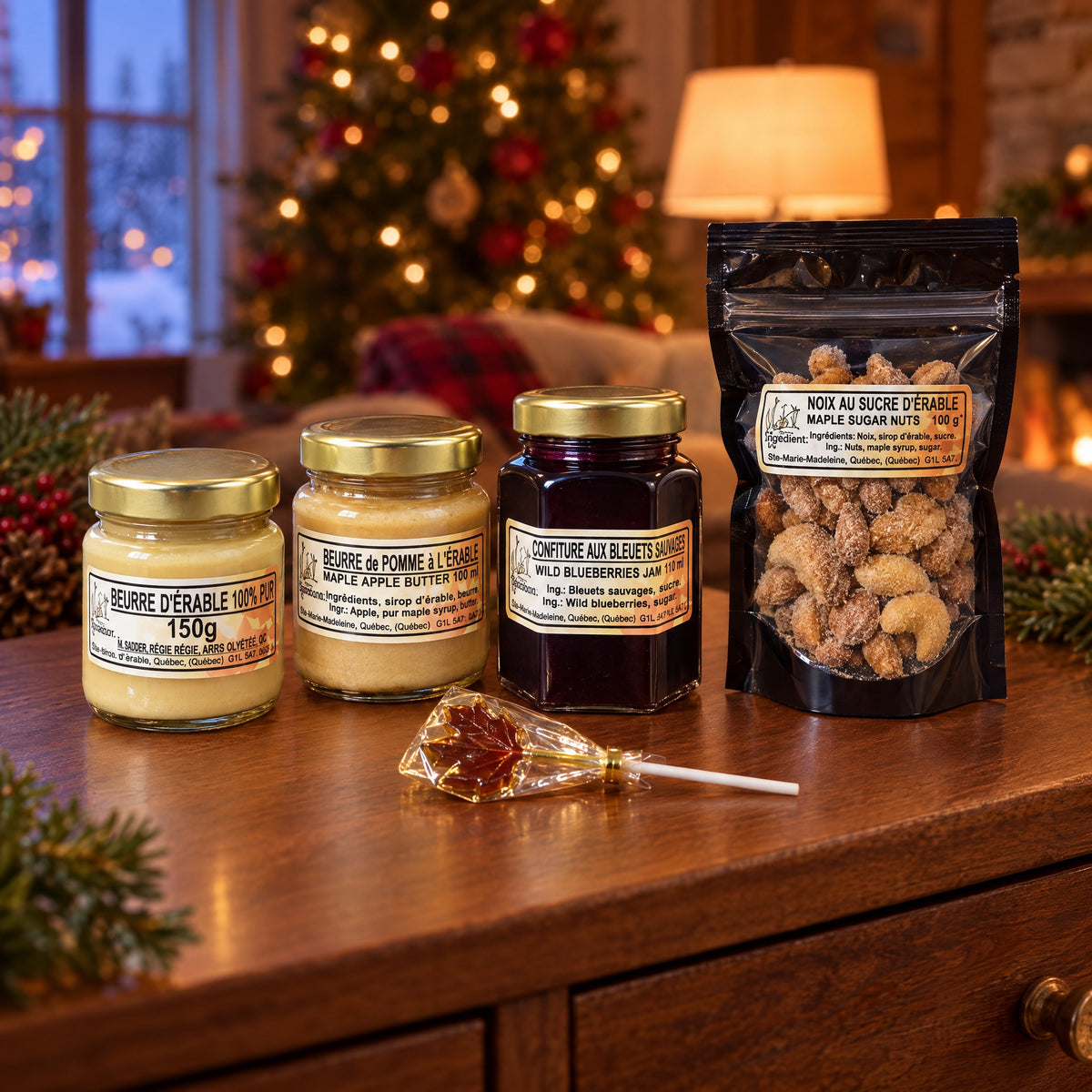 Le coffret gourmand à l'érable sur un buffet en noyer, sapin de Noël illuminé en arrière-plan