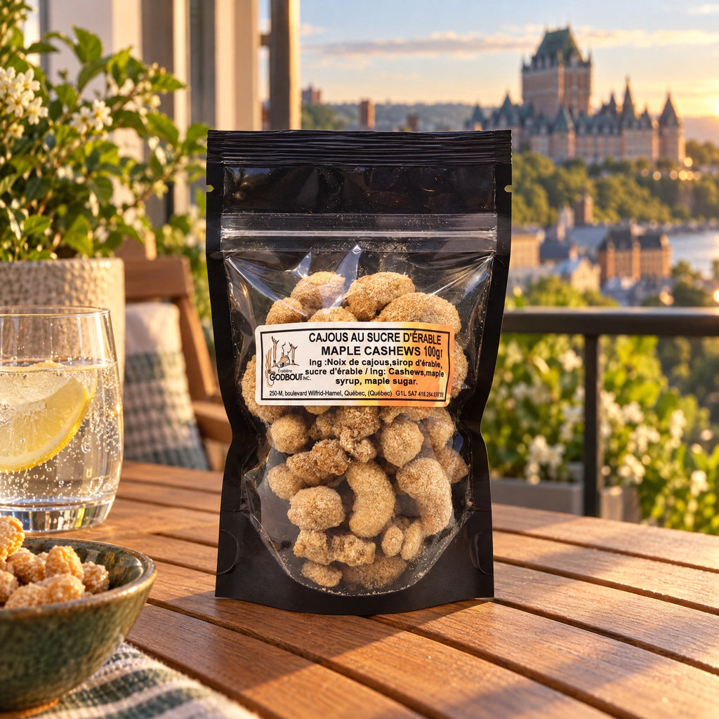 Sachet de cajous au sucre d'érable sur une table en bois devant le Château Frontenac au coucher du soleil