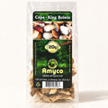 Sachet transparent de cèpes séchés Amyco de 20 g debout sur un fond beige clair avec une ombre douce