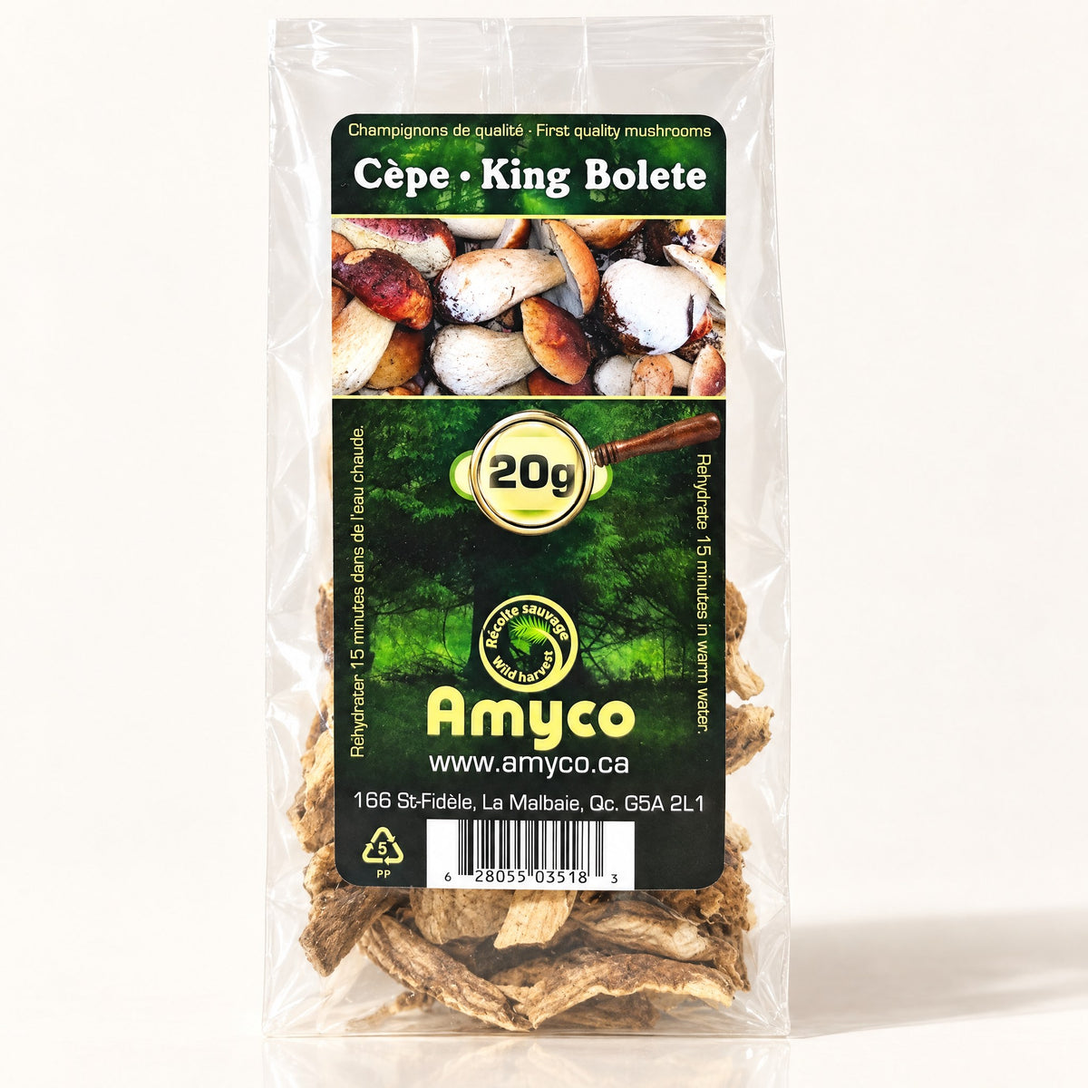 Sachet transparent de cèpes séchés Amyco de 20 g debout sur un fond beige clair avec une ombre douce