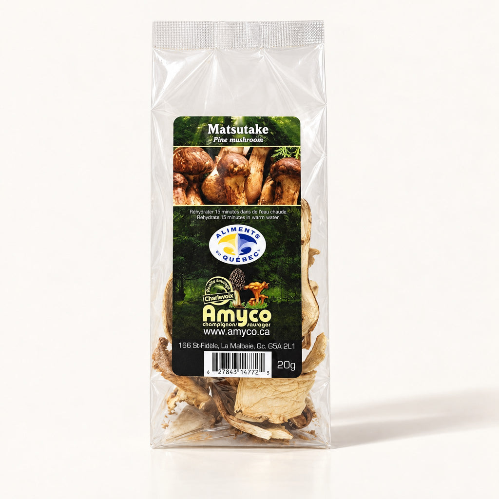 Sachet transparent de champignons Matsutake séchés de la marque Amyco, présenté debout sur un fond crème uni
