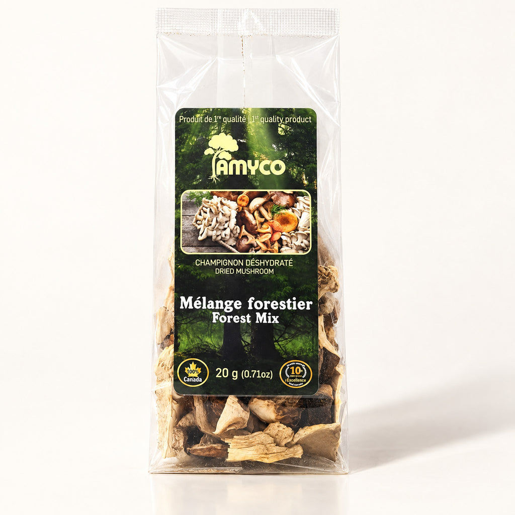 Sachet transparent de champignons mélange forestier Amyco debout sur un fond crème uniforme