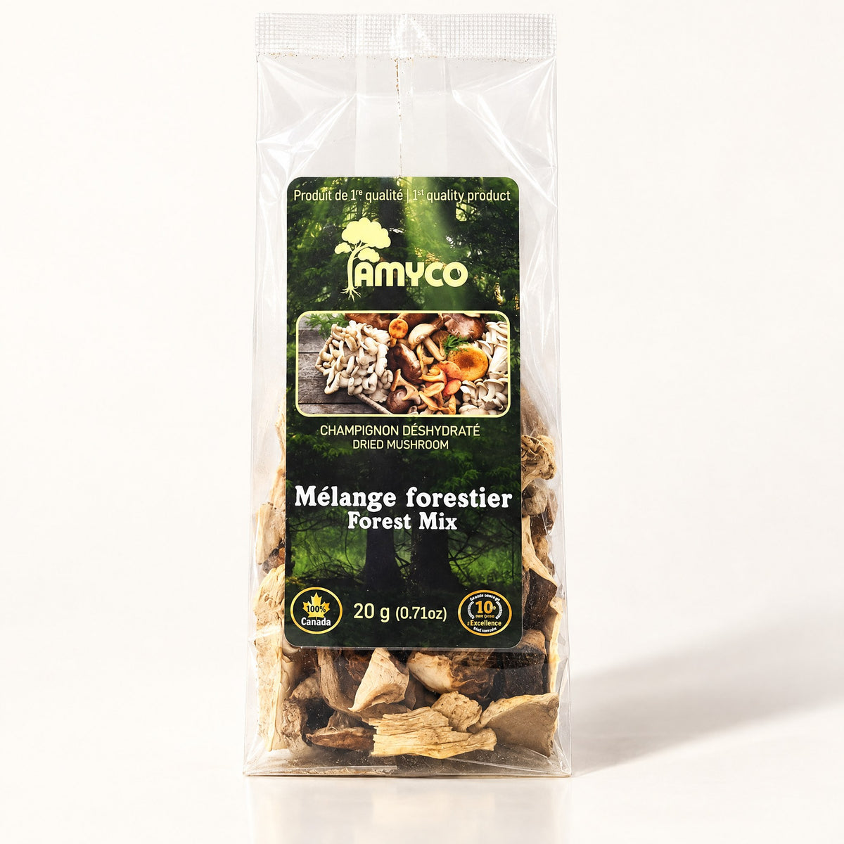 Sachet transparent de champignons mélange forestier Amyco debout sur un fond crème uniforme