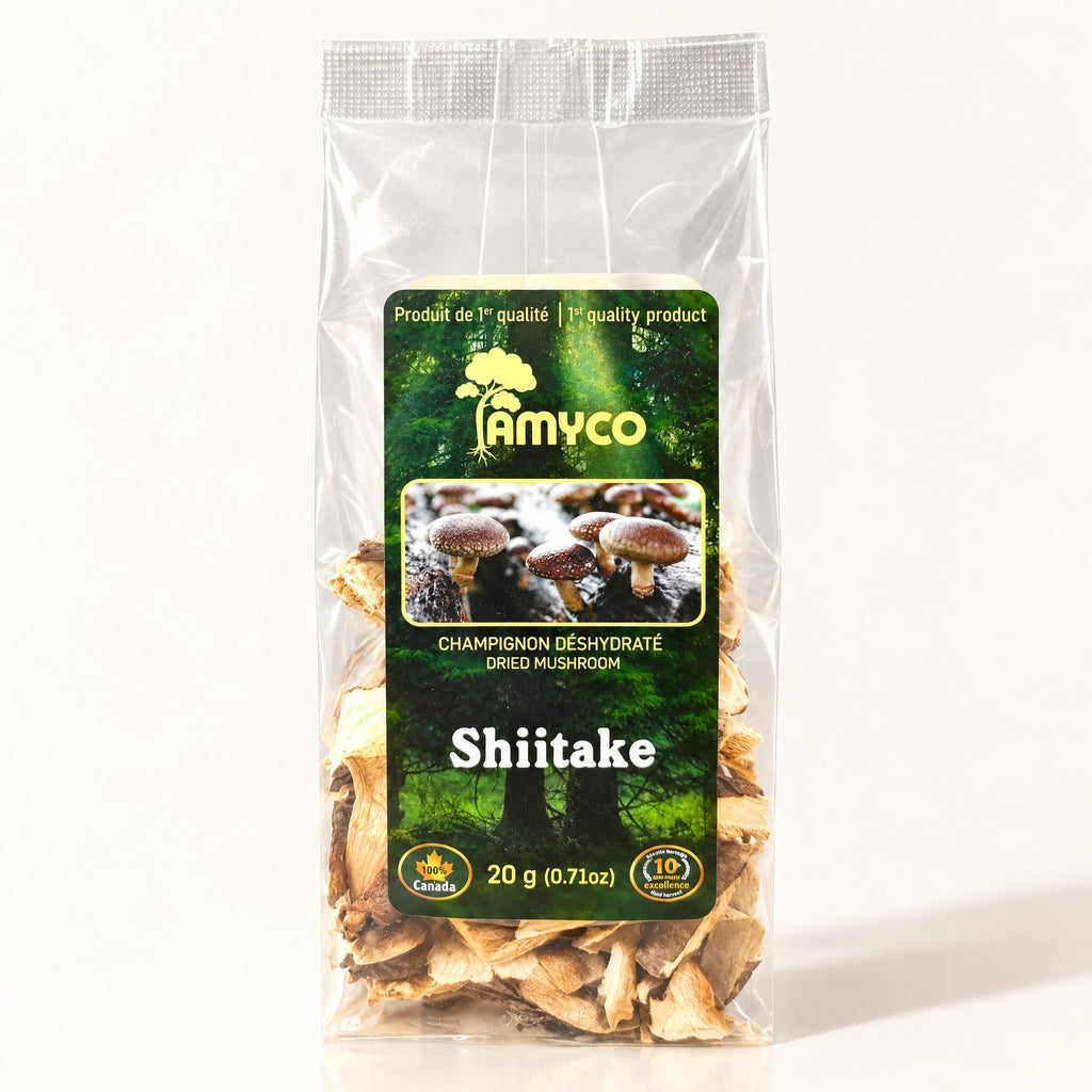 Un sachet de champignons shiitake séchés avec une étiquette forestière verte, sur un fond crème