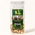 Un sachet de champignons shiitake séchés avec une étiquette forestière verte, sur un fond crème