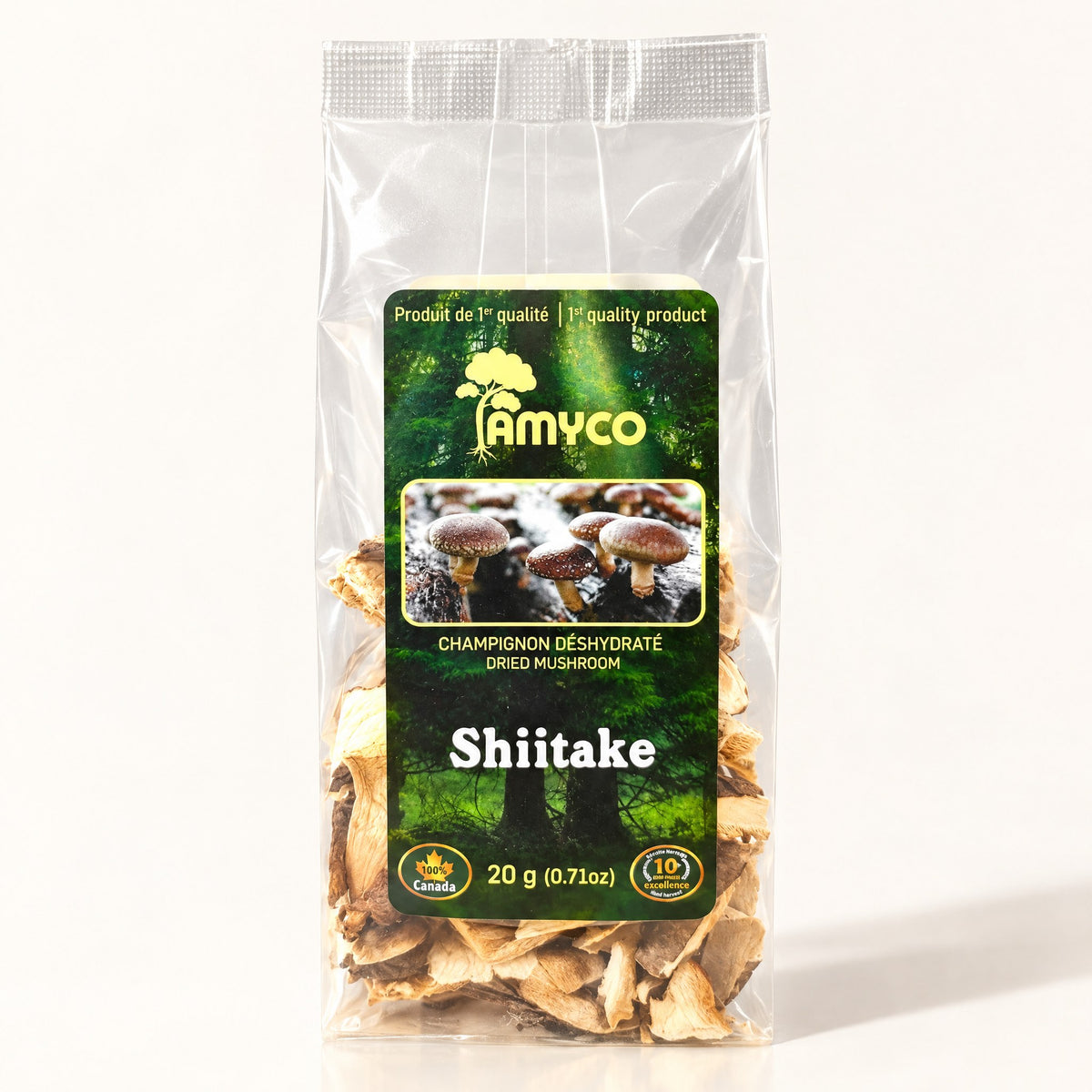 Un sachet de champignons shiitake séchés avec une étiquette forestière verte, sur un fond crème