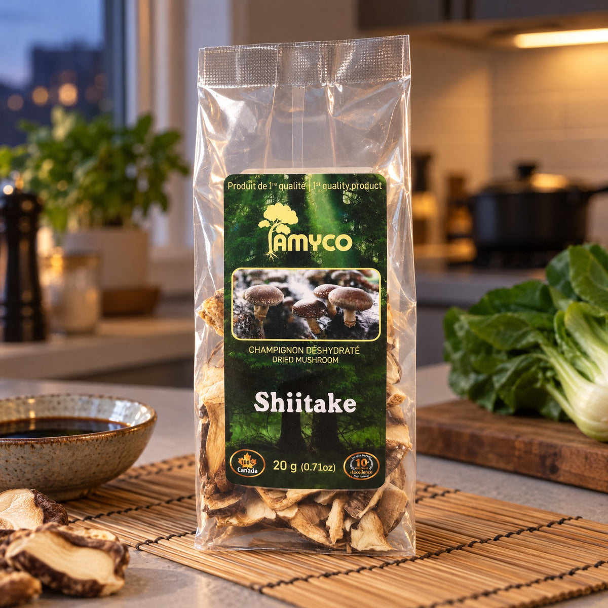 Sac de champignons shiitake séchés sur un tapis de bambou, entouré d'un bol de sauce et de bok choy dans une cuisine