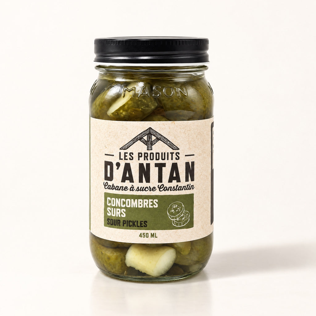Pot de verre de concombres surs Les Produits d'Antan de la Cabane à sucre Constantin sur fond crème