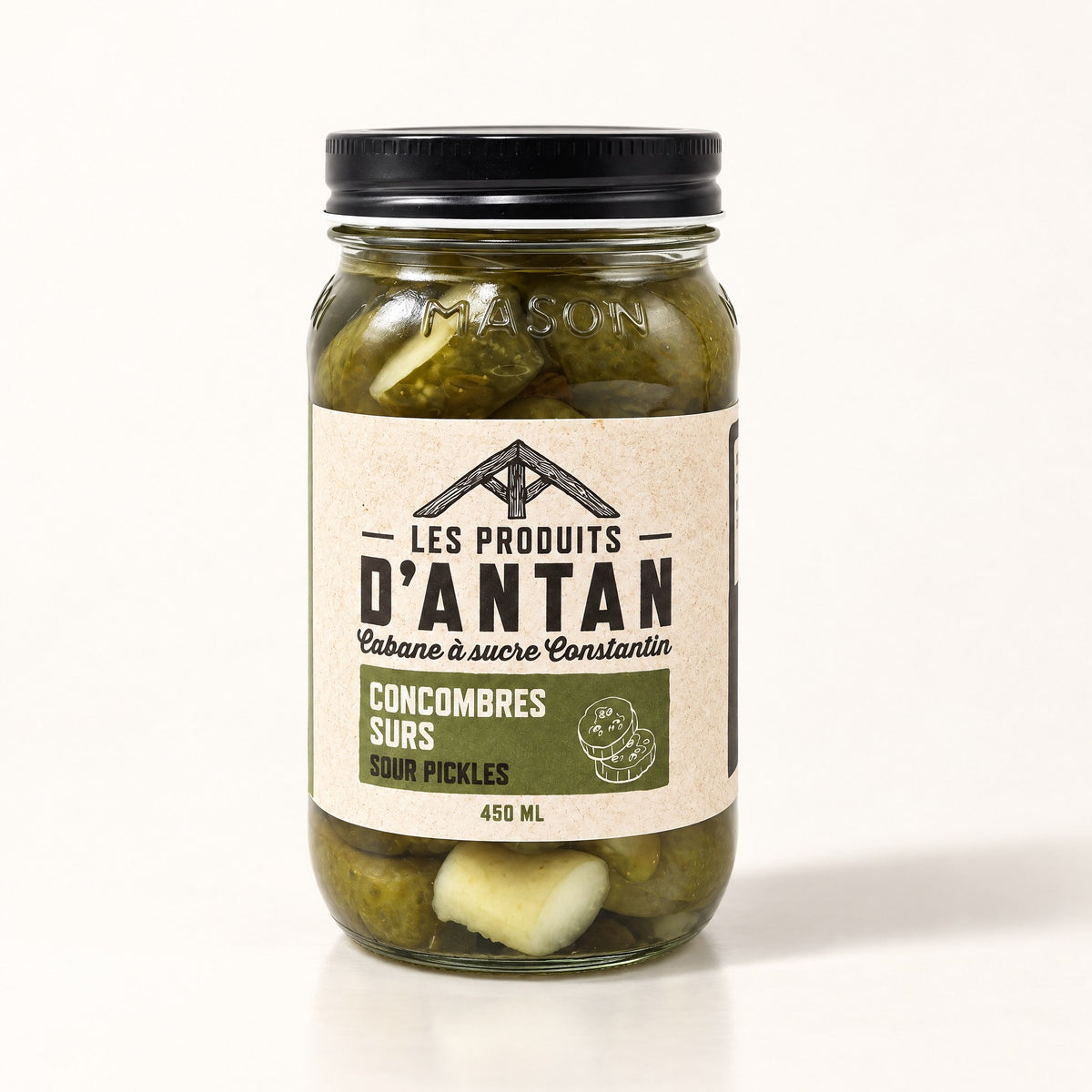Pot de verre de concombres surs Les Produits d'Antan de la Cabane à sucre Constantin sur fond crème