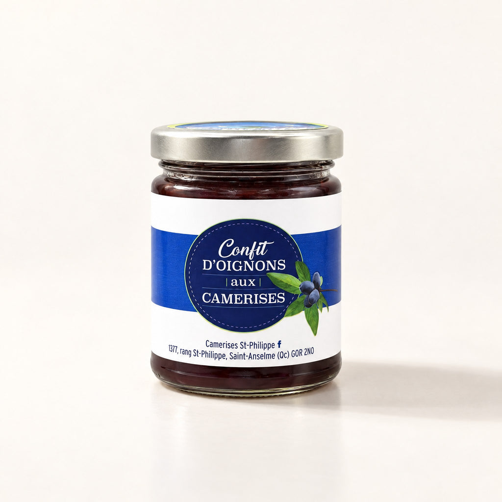 Pot de verre de confit d'oignons aux camerises avec son couvercle métallique sur un fond crème neutre