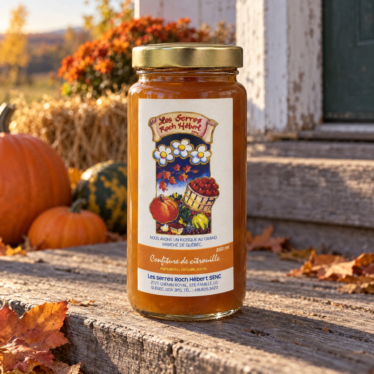 Pot de confiture de citrouille déposé sur des marches rustiques en bois entouré de citrouilles et de feuilles d'automne