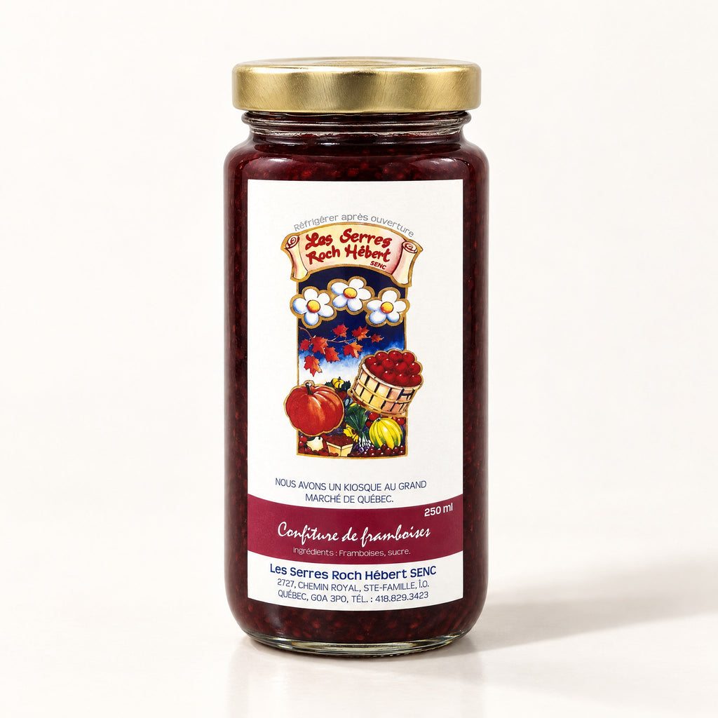 Un pot en verre de confiture de framboises avec son couvercle doré, déposé sur un fond crème épuré