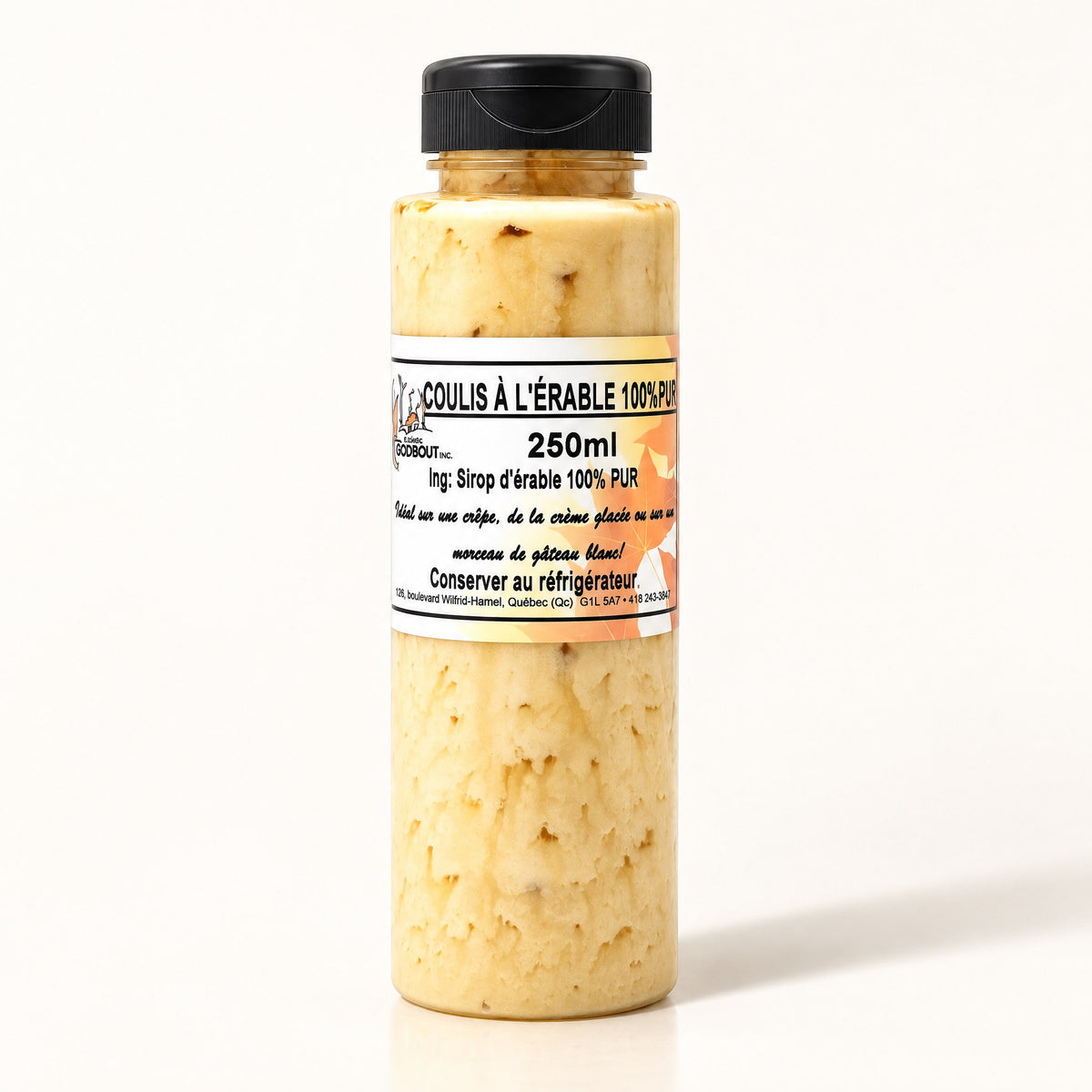 Bouteille de coulis à l'érable de 250 ml posée debout sur un fond blanc crème épuré avec une légère ombre portée