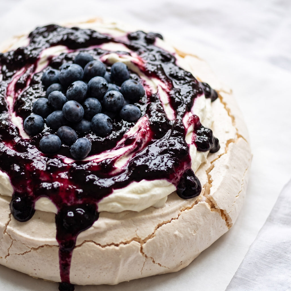 Meringue croustillante garnie de crème, de bleuets frais et du Duo de confitures — bleuets & camerises