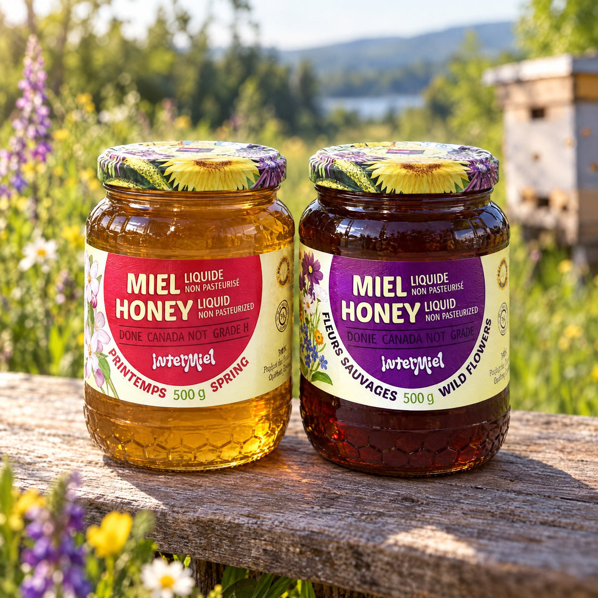 Ce duo de miel Intermiel repose sur une planche de bois rustique, entouré de fleurs des champs avec une ruche au loin