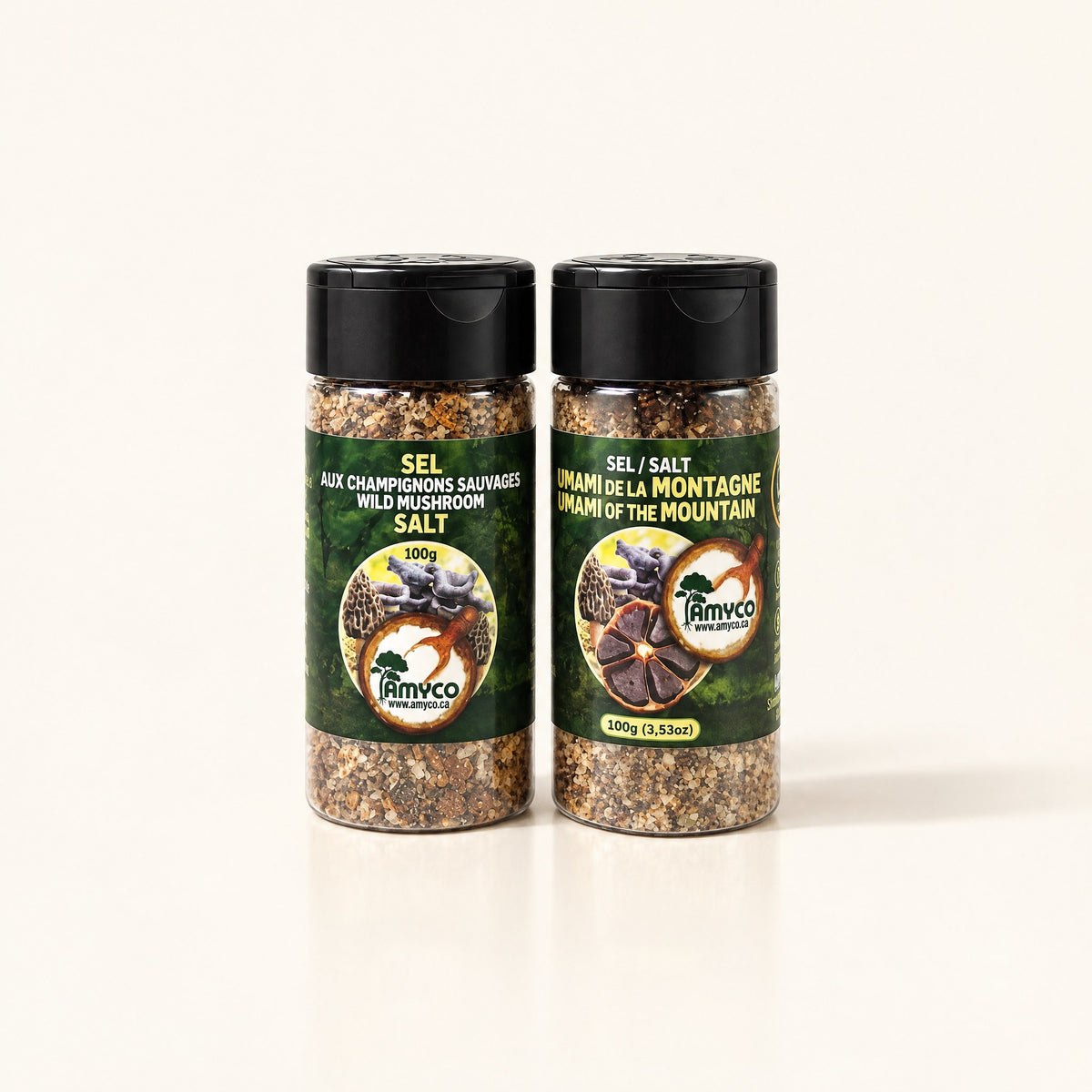 Deux pots du duo de sel aux champignons de marque Amyco présentés côte à côte sur un fond crème épuré