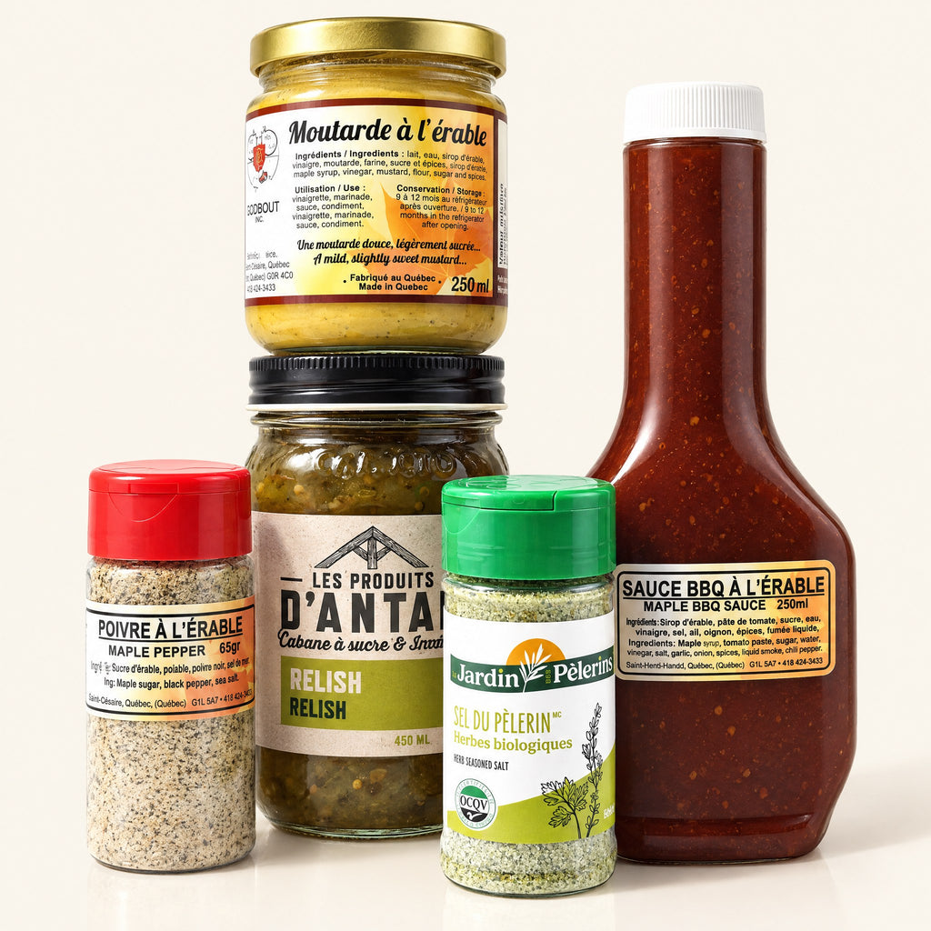 Ensemble pour le BBQ composé de cinq condiments à l'érable, sauce, moutarde, relish et épices sur fond crème
