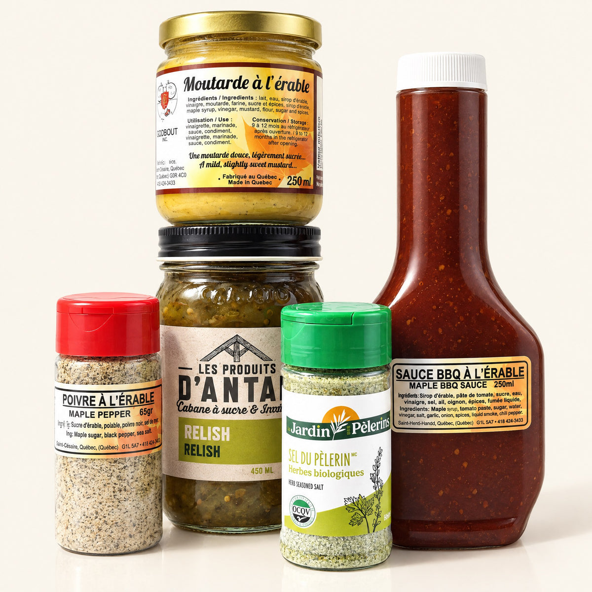 Ensemble pour le BBQ composé de cinq condiments à l'érable, sauce, moutarde, relish et épices sur fond crème