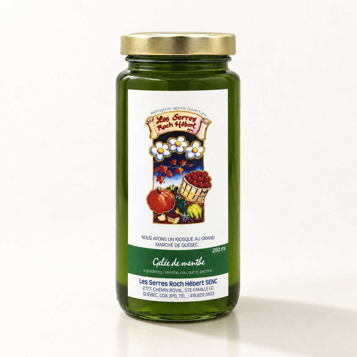 Pot en verre vert de gelée de menthe 250 ml au couvercle doré, posé debout sur un fond crème épuré
