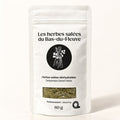 Sachet blanc d’herbes salées du Bas-du-Fleuve déshydratées avec fenêtre transparente sur fond crème