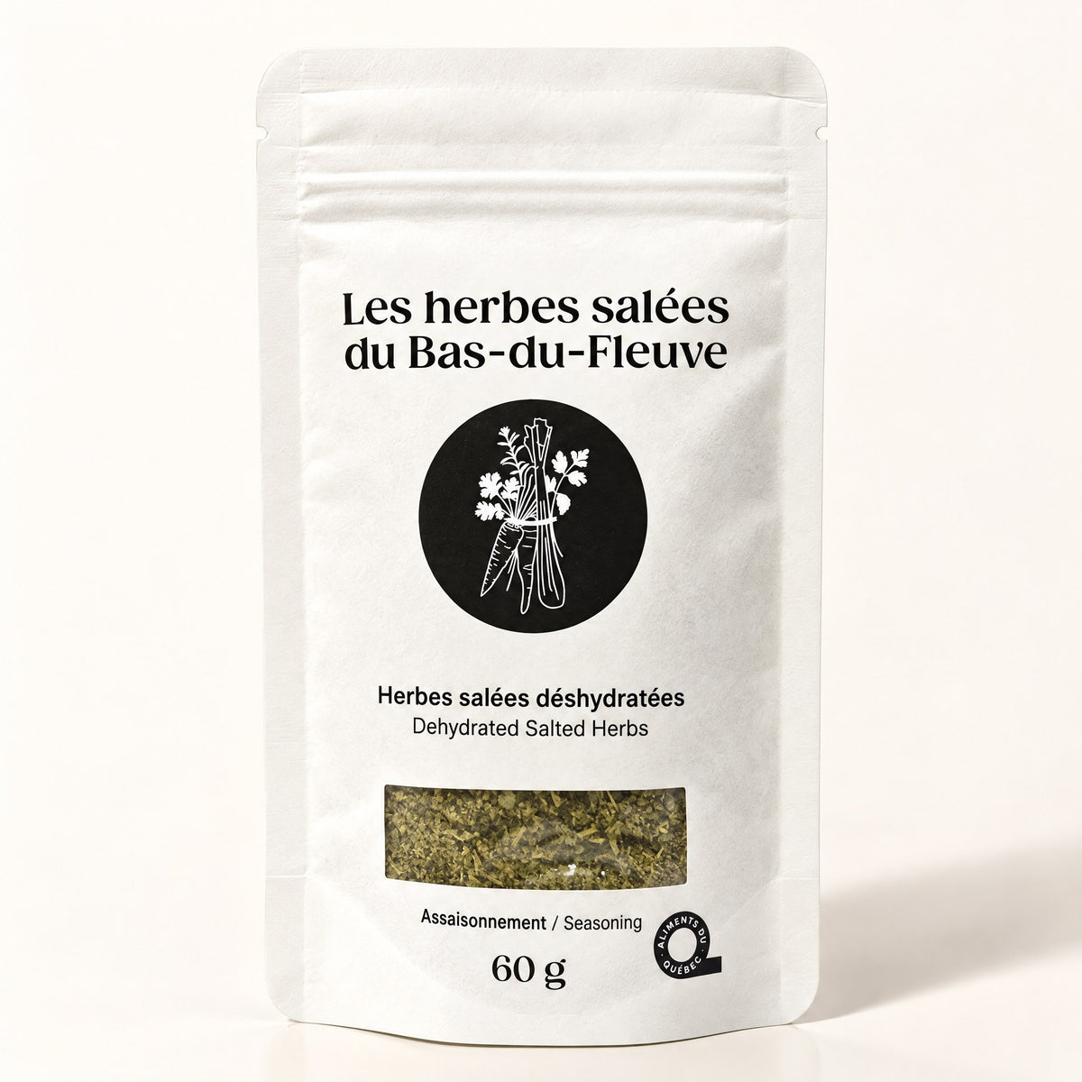 Sachet blanc d’herbes salées du Bas-du-Fleuve déshydratées avec fenêtre transparente sur fond crème
