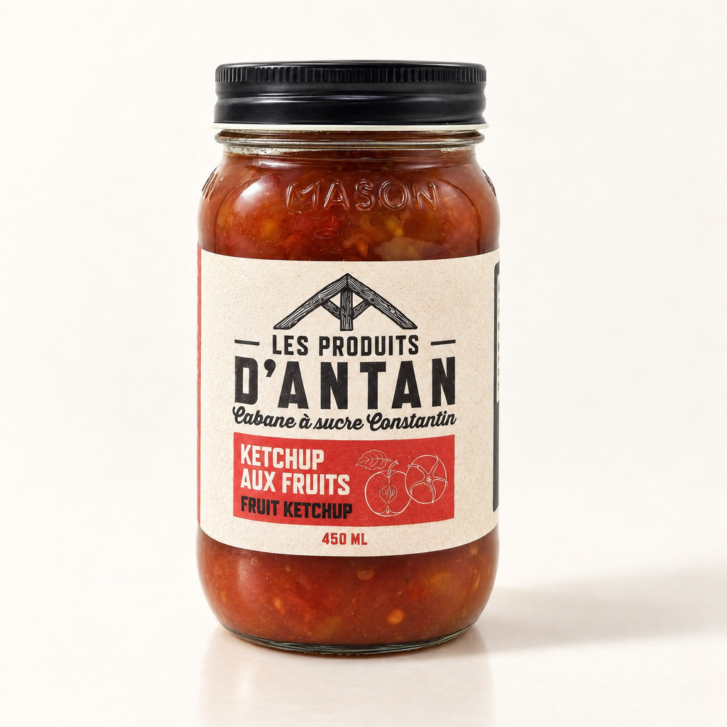 Un pot Mason de ketchup aux fruits Les Produits D'Antan sur un fond crème épuré