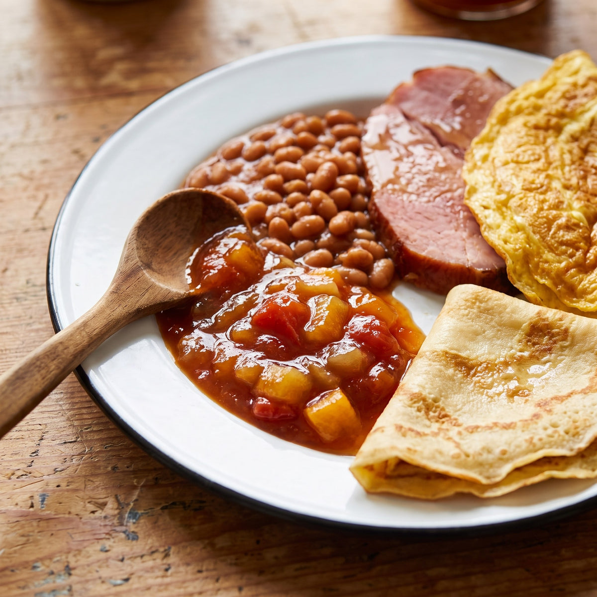 Assiette de brunch avec jambon, fèves au lard, crêpe et ketchup aux fruits sucré au sirop d'érable