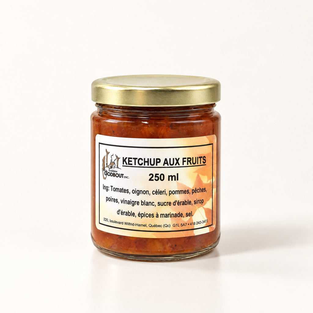 Un pot de ketchup aux fruits de l'Érablière Godbout au couvercle doré posé sur un fond crème neutre