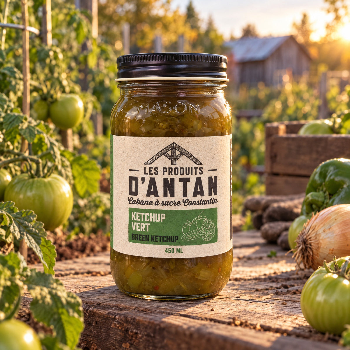 Pot de ketchup aux tomates vertes posé sur une planche de bois dans un potager ensoleillé avec tomates et oignons