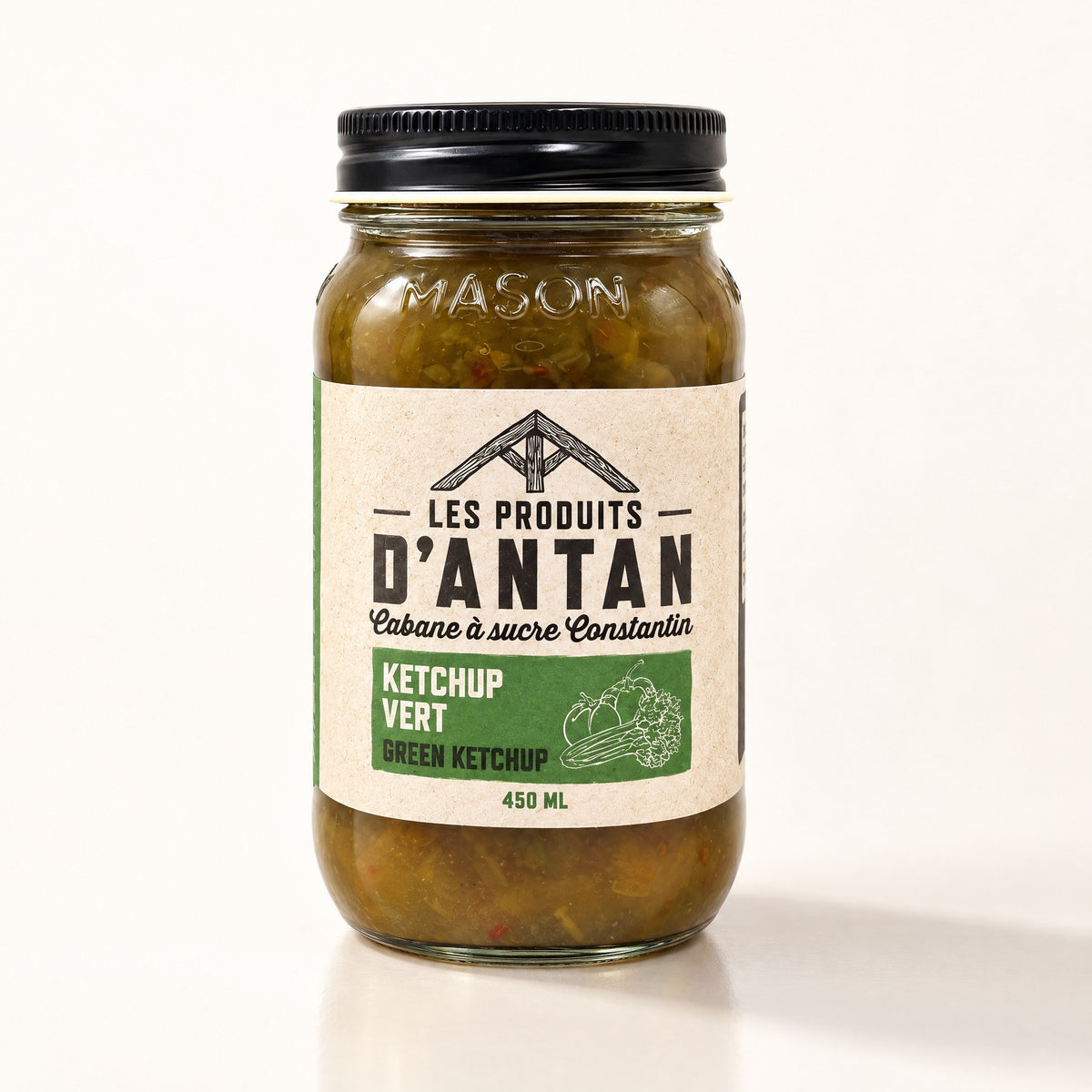 Pot Mason de ketchup vert de style traditionnel de la Cabane à sucre Constantin sur fond blanc crème