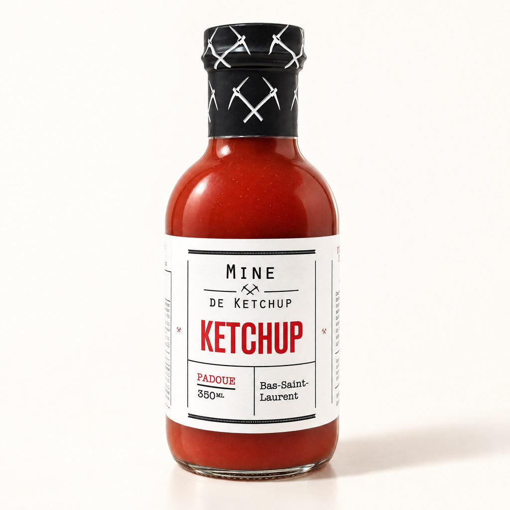 Bouteille de ketchup classique au design épuré et étiquette blanche, présentée sur un fond crème uni