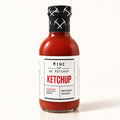 Bouteille de ketchup classique au design épuré et étiquette blanche, présentée sur un fond crème uni