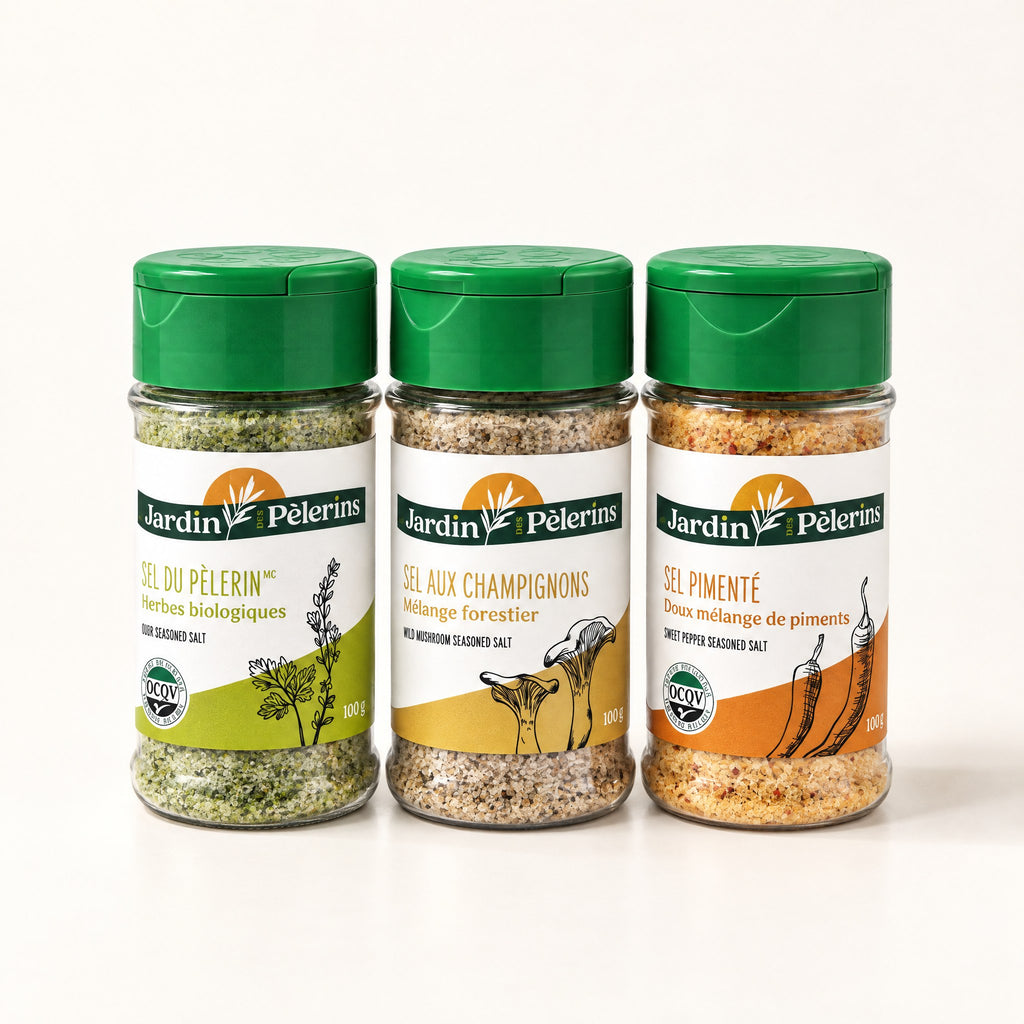 Pots des 3 sels du Pèlerin aux herbes, champignons et piment alignés sur fond crème