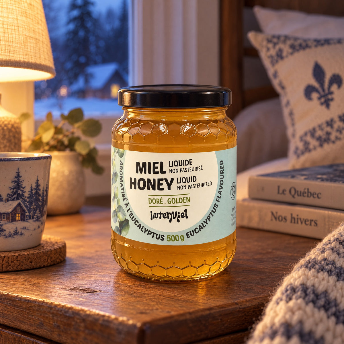 Pot de miel aromatisé à l'eucalyptus sur une table de chevet rustique près d'une fenêtre donnant sur l'hiver québécois