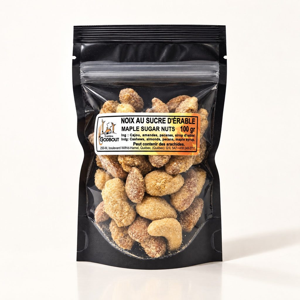 Un sachet transparent de noix au sucre d'érable de l'Érablière Godbout posé sur un fond crème