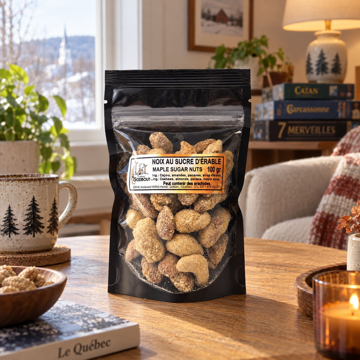 Sachet de noix au sucre d'érable sur une table de salon en bois, entouré d'une tasse rustique et d'un décor chaleureux