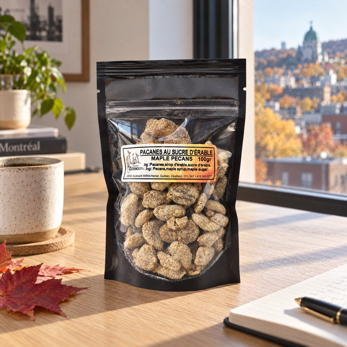 Sac de pacanes au sucre d'érable sur un bureau en bois avec une tasse, une feuille rouge et Montréal en arrière-plan