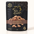 Sachet noir de pacanes érable et café de La Noix d’Érable, posé debout sur un fond crème uni