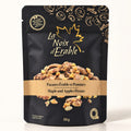 Sachet noir de pacanes Érable et Pommes debout sur un fond crème lumineux avec une ombre délicate