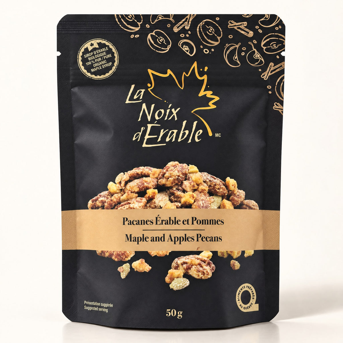 Sachet noir de pacanes Érable et Pommes debout sur un fond crème lumineux avec une ombre délicate