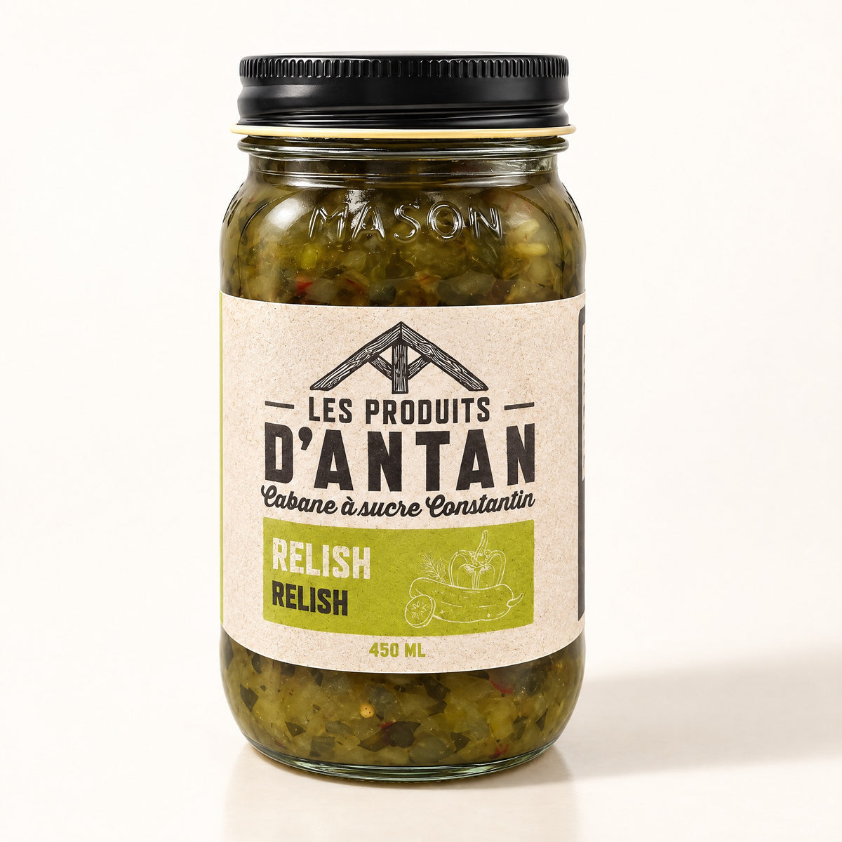 Pot de relish Les Produits d’Antan, en verre avec couvercle noir, posé seul sur fond crème