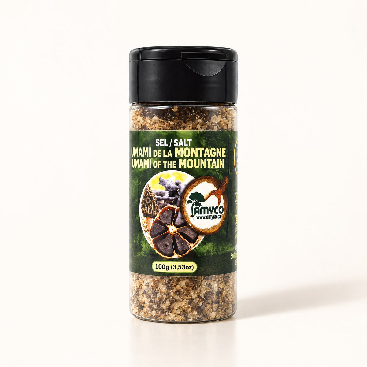 Pot de sel Umami de la Montagne d’Amyco, posé seul sur fond crème, avec bouchon noir et étiquette forestière