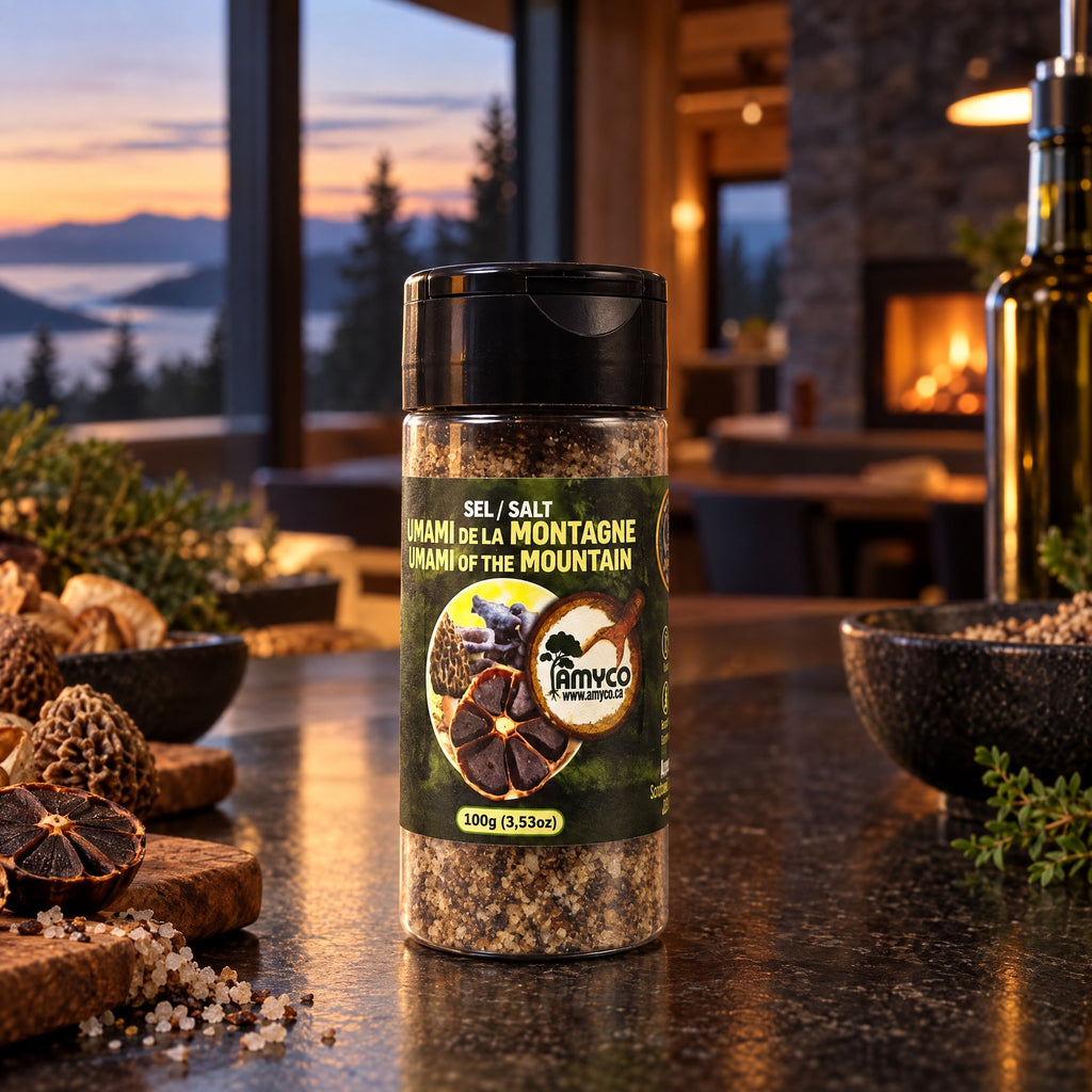 Bouteille de Sel UMAMI de la Montagne au premier plan sur une table, avec foyer et vue sur le lac en arrière-plan