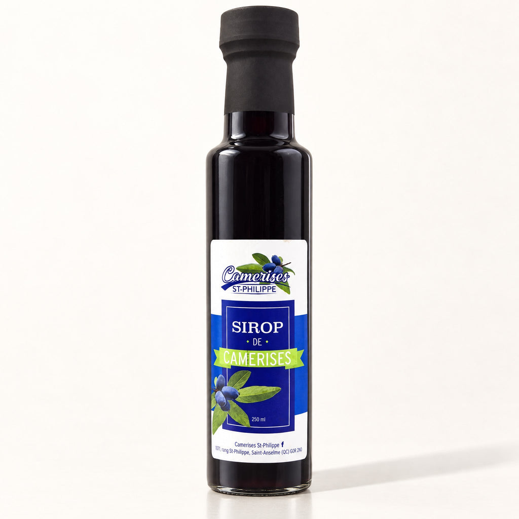 Bouteille de sirop de camerises en verre foncé, étiquette bleue et blanche, sur fond crème
