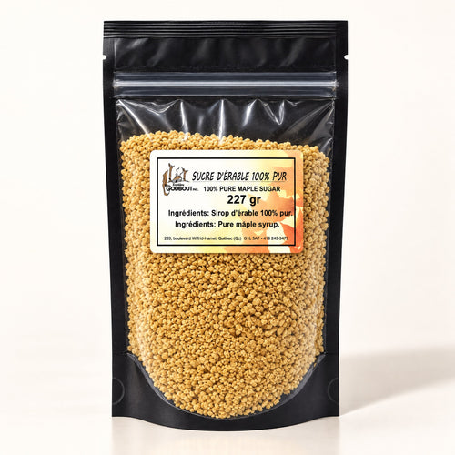 Sac de sucre d’érable en pépites de 227 g, debout sur fond crème avec étiquette visible