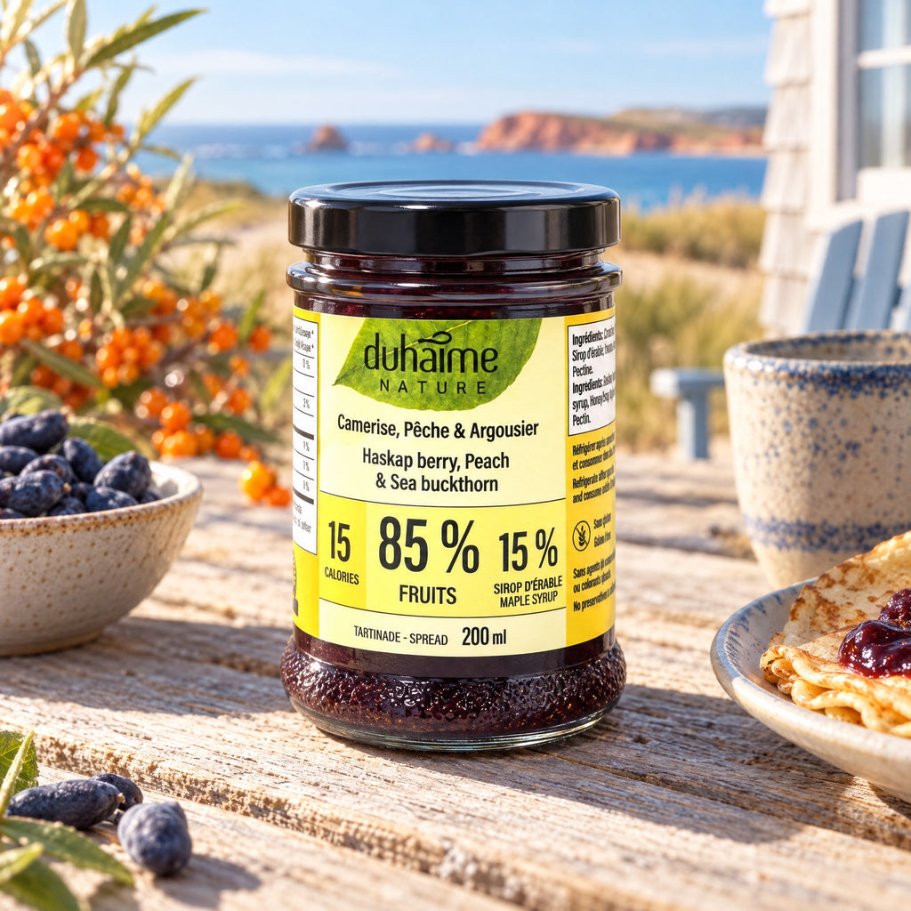 Tartinade camerise, pêche et argousier duhaime nature en pot sur une table en bois au bord de la mer