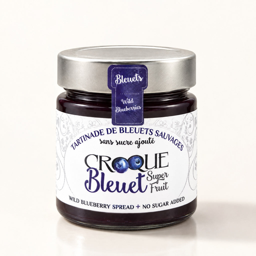 Pot de tartinade Croque bleuet aux bleuets sauvages, pot en verre avec couvercle argenté sur fond crème